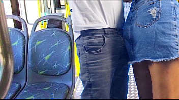 Jovem estudante leva encoxada dentro onibus!