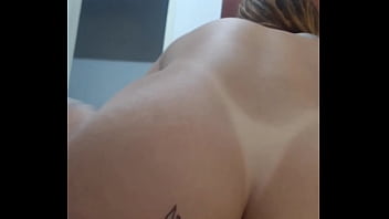 Depois de assistir eu me exibindo na chamada ele quis socar na minha Buceta e deixou ela cheia de porra