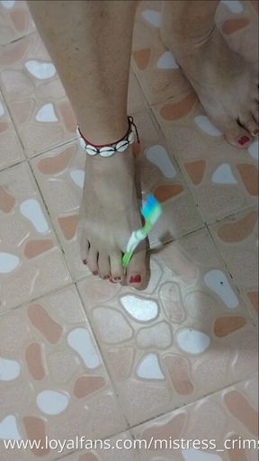 Toothbrush foot holder