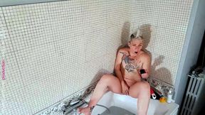 baise solo pour une blonde dans son bain