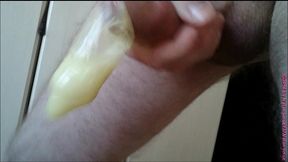 halb volles kondom mit sperma aus eis