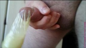 halb volles kondom mit sperma aus eis