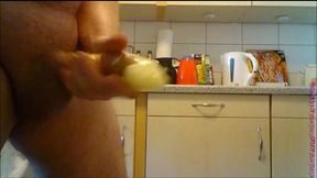 halb volles kondom mit sperma aus eis