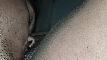 Sogro seduz a esposa bbw do filho e chupa seu cu e sua buceta até a gordinha safada gozar na sua boca