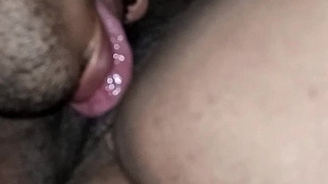 Sogro seduz a esposa bbw do filho e chupa seu cu e sua buceta até a gordinha safada gozar na sua boca