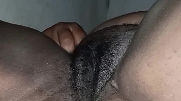 Sogro seduz a esposa bbw do filho e chupa seu cu e sua buceta até a gordinha safada gozar na sua boca
