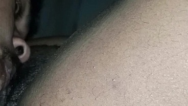 Sogro seduz a esposa bbw do filho e chupa seu cu e sua buceta até a gordinha safada gozar na sua boca