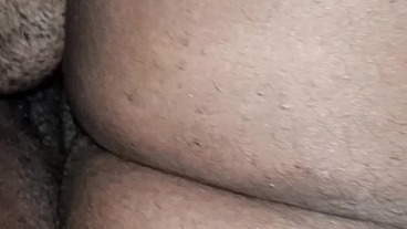 Sogro seduz a esposa bbw do filho e chupa seu cu e sua buceta até a gordinha safada gozar na sua boca