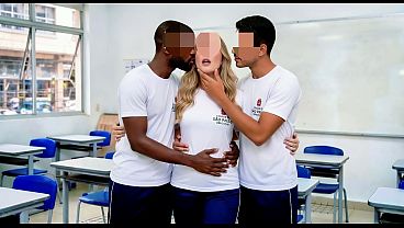 ALUNA PEGA COM DOIS ALUNOS EM SALA DE AULA EM S&Atilde_O PAULO