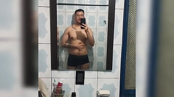 Joven hetero graba video masturbando sus 19cm de verga para su novia !