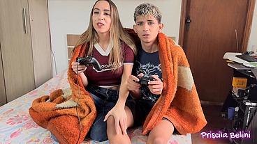 Minha madrasta saiu e me deixou em casa com o meu meio irmão tentei dá pra ele enquanto ele descansava