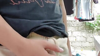 Udendørs hjemmelavet video af asiatisk teenager, der stryger kæmpe pikke med handjob og eksplosive sæd