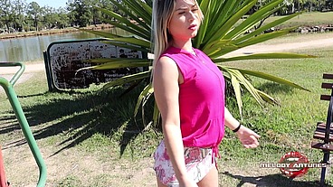 Loirinha vai se exercitar no parque da prefeitura, se empolga e o clima esquenta!