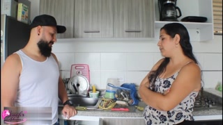 Mi novio es infiel asi que aprovecho el servicio de fontanero para follarmelo y hacerle lo mismo - Porno En Español