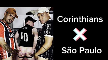Torcedores numa pegação bem quente após jogo de futebol
