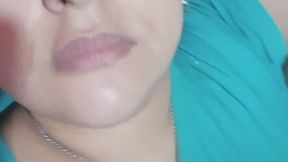 Muy cansada con mucho sueño, tratando de no bostezar