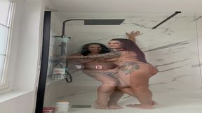 case 8: je rejoins kelly sous la douche ...regarde comment elle sera surprise ...
