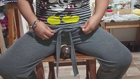Atrapado entre mis piernas y mi cola.