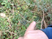 🇪🇨El Tio Cachondo Salio De Excursion,Al Sacar Su Bonita Polla Una Garrapata Cayo En Su Verga😱