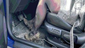HOT PREMIERE: Jeannette gets stuck in the mud behind the wheel of her car WMV