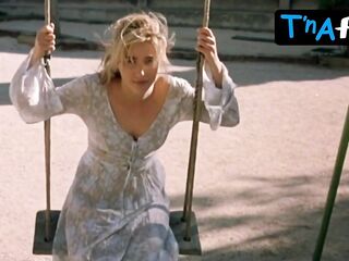 Vahina Giocante Ass, Bush Scene in Lila Says