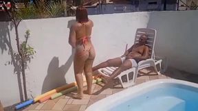 ruiva casada se exibindo no condominio na piscina