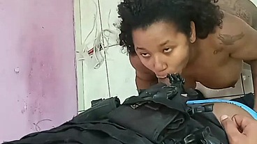 Fetiche em homem de farda