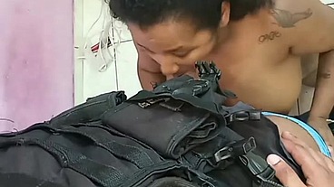 Fetiche em homem de farda