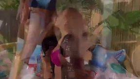 lilou fait la coquine sur la terrasse