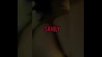 HERMOSA CHICA POSANDO PARA MOSTRAR SU BELLEZA, DIGNA DE SER EMBARAZADA PARA CASARSE CON ELLA