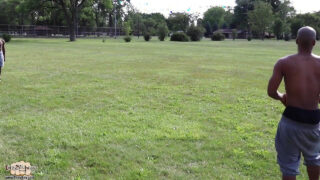 Een enorme zwarte penis ramt Europese gespierde mannen hard na intense orale seks en anale stimulatie met hete zaadlozingen.