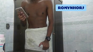 TOCANDO UMA PUNHETA NO BANHEIRO ATE GOZAR