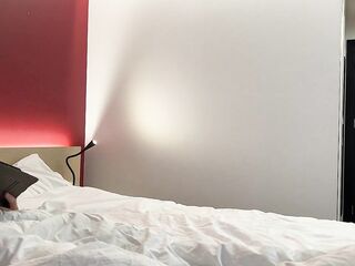 After skiing, stepmom shares daybed with stepson