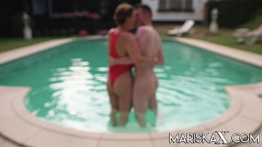 MARISKAX Busty cougar Sandy Lou gets fucked outdoors