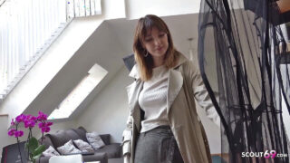 Heißes Mädchen lässt sich von einem großen Schwanz hart anal durchnehmen.