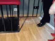 MARITO CORNUTO SCHIAVO CHIUSO IN GABBIA MENTRE LA MOGLIE LO TRADISCE CON L'AMANTE