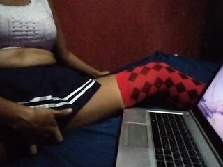 Me masturbo viendo a castigar a su niñera