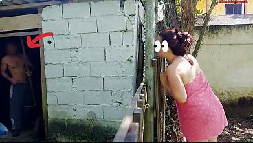 Chuveiro n&atilde_o funciona, mulher casada pede ajuda ao zelador da fazenda usando apenas uma toalha e paga com sexo