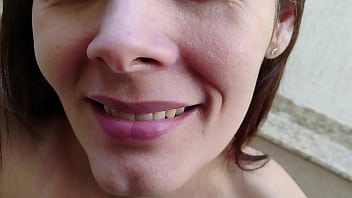 Linda coroa chupando pau com vontade e mostrando que as mulheres mais velhas s&atilde_o muito mais safadas
