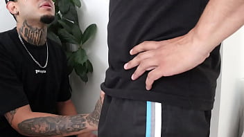 Le cobr&eacute_ a mi primo el dinero que me deb&iacute_a, el accedi&oacute_ a pagarlo con placer. Porno hetero gay en espa&ntilde_ol