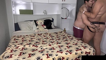 HETEROS SE PEGARA ENQUANTOS AS ESPOSAS ESTAVAM NO SALÃO DE BELEZA