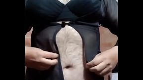 La bella Liseth en ropa interior negra, masturba su pene