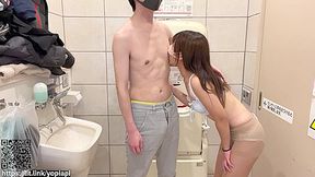 【個人撮影】人が行き交うショッピングビルの多目的トイレでセックス。　日本人/素人/オtニー/潮吹き/マッサージ/フェラ/巨乳/中出し/カップル/japanese/amateur/massage - Teaser Video