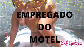 Chamei cara da manuten&ccedil_&atilde_o do motel e dei gostoso para ele na banheira