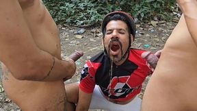 ciclista ve varios homens se pegando no parque e resolve participar