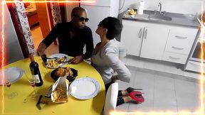 la puta disfruta alabando y obedeciendo a su jefe