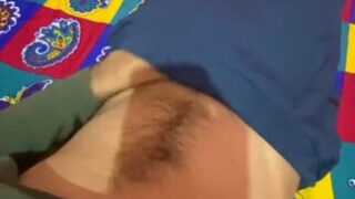 Cảnh quan hệ tình dục thô bạo giữa hai thiếu niên đồng tính châu Á với dương vật to và hậu môn, được quay tại nhà.