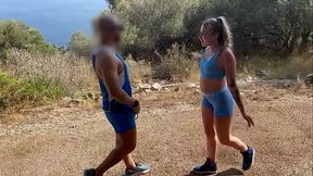 Sur la French Riviera je croise un joggeur qui goutte &agrave_ ma chatte avec sa bite bien dure avec vue sur la mer
