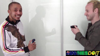 Gorący amatorzy gejowscy z wielkimi penisami lubią obciąganie, masturbację, analne ruchanie i wytryski