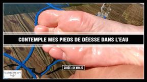 Contemple mes pieds divins dans l&#039;eau